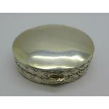 An oval silver pill box, continental control marks, 33g, width 46mm