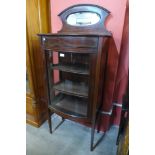 An Edward VII inlaid mahogany bow front display cabinet, 150cms h, 64cms w, 40cms d