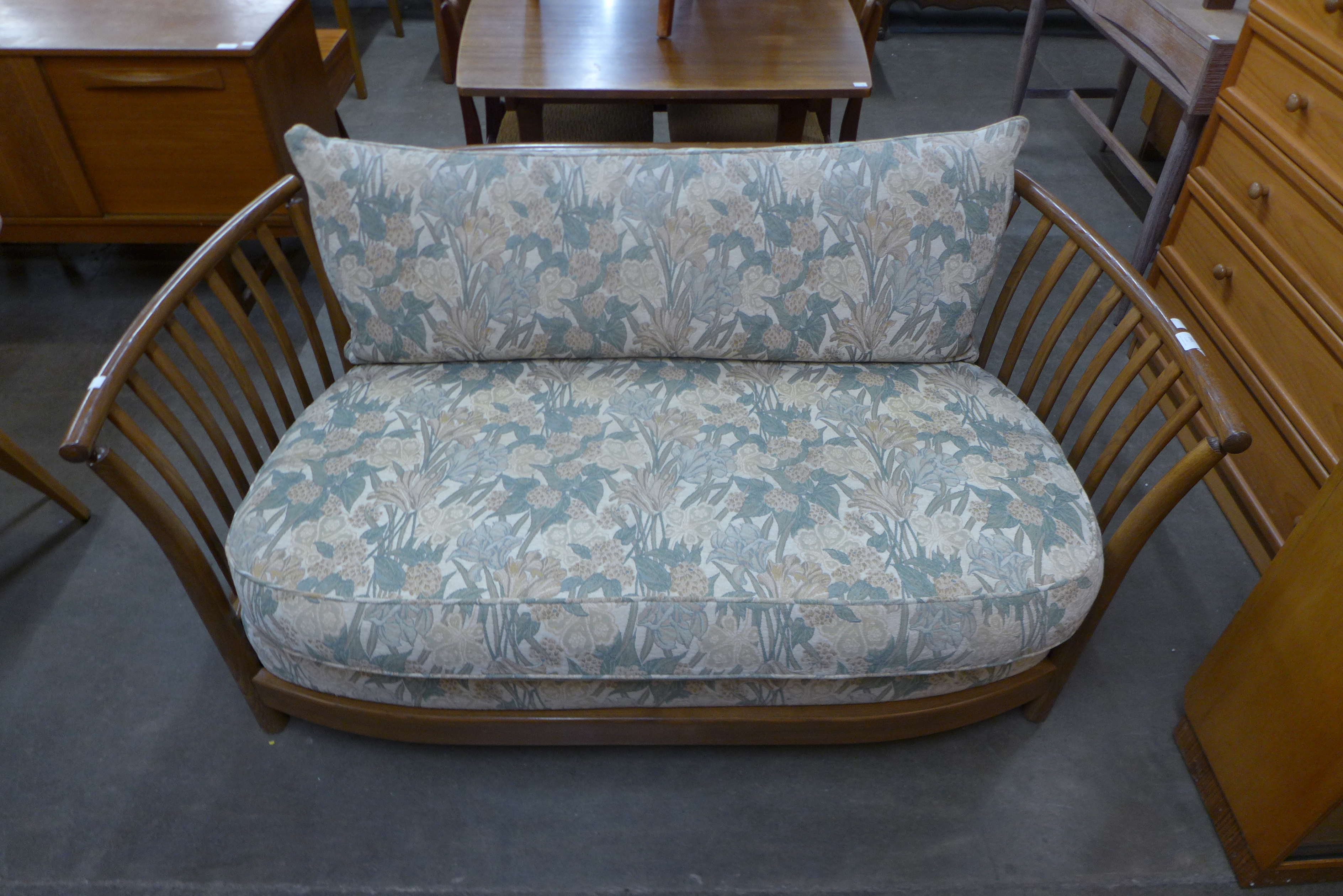 An Ercol Golden Dawn elm settee - Image 2 of 2