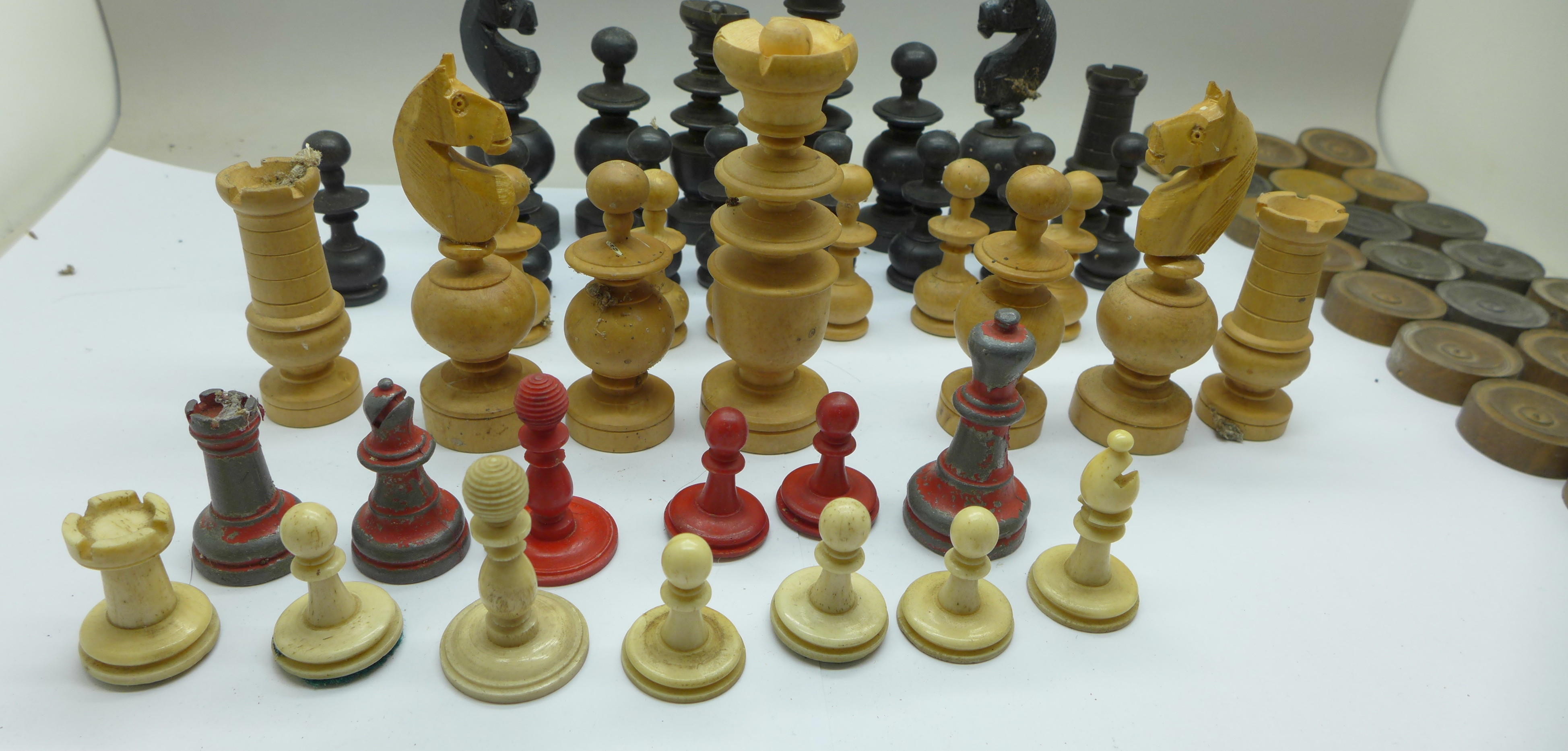 Chess and draughts pieces, incomplete sets - Image 3 of 3