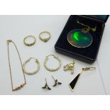 A 9ct gold framed hologram pendant, two 9ct gold rings, 4.9g, L and N, a pair of 9ct gold hoop