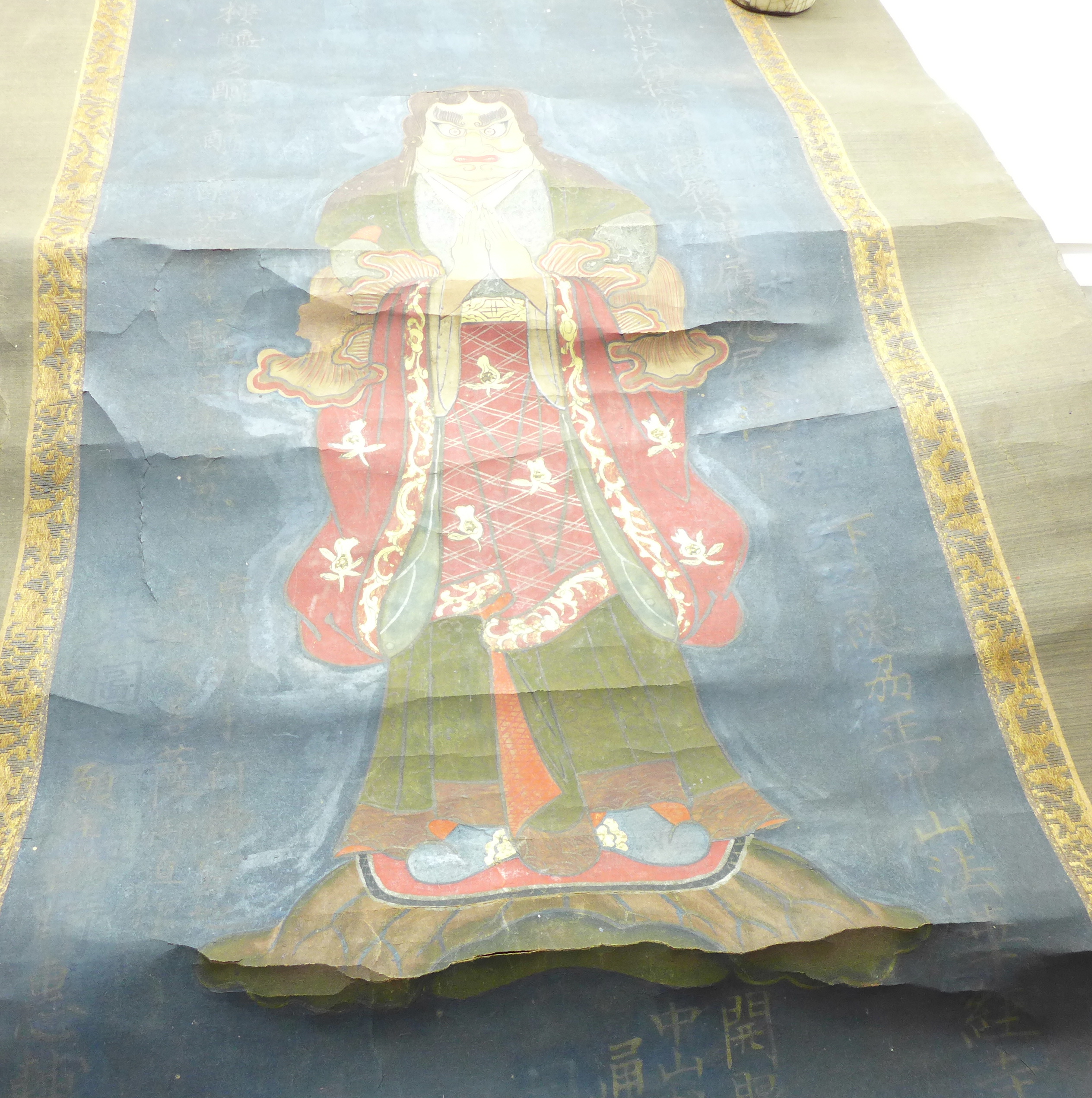 A Japanese scroll with a painted actor and calligraphy (94cm x 40cm) and a small crackle glaze vase, - Image 4 of 4