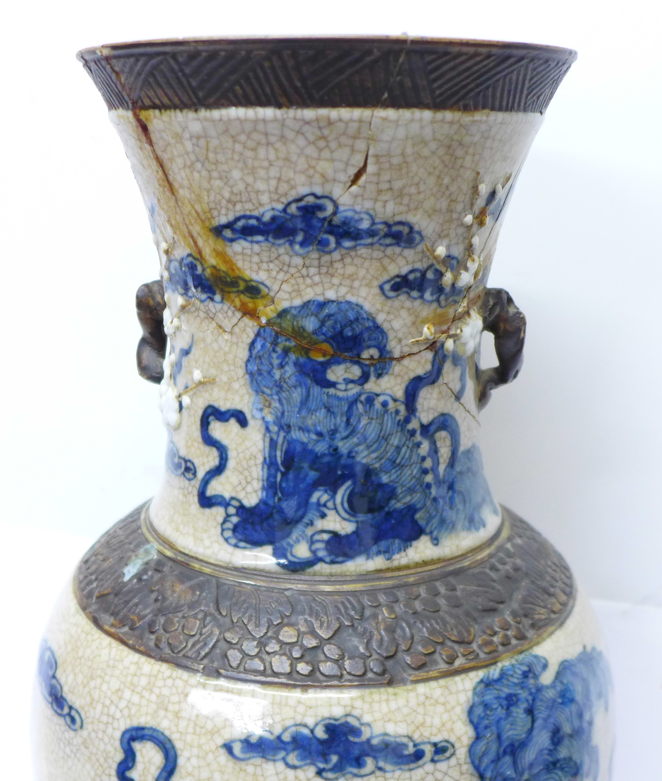 A large c.1900 Chinese vase, decorated with foo dogs, 46cm, a/f - Image 2 of 8