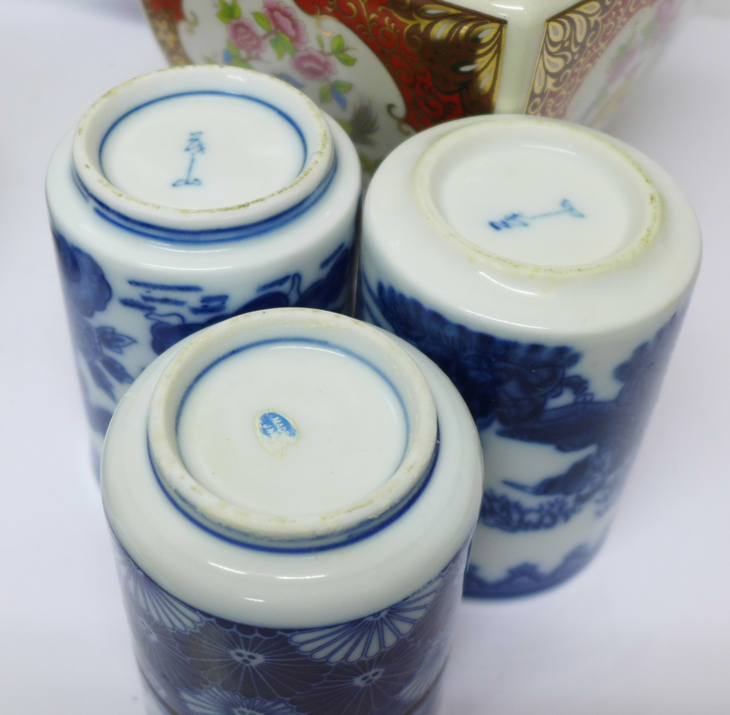 Oriental pottery including three blue and white pots and dish, (two signed on the base) and a - Image 3 of 7