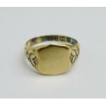 An 18ct gold signet ring, Chester 1904, 3.4g, M