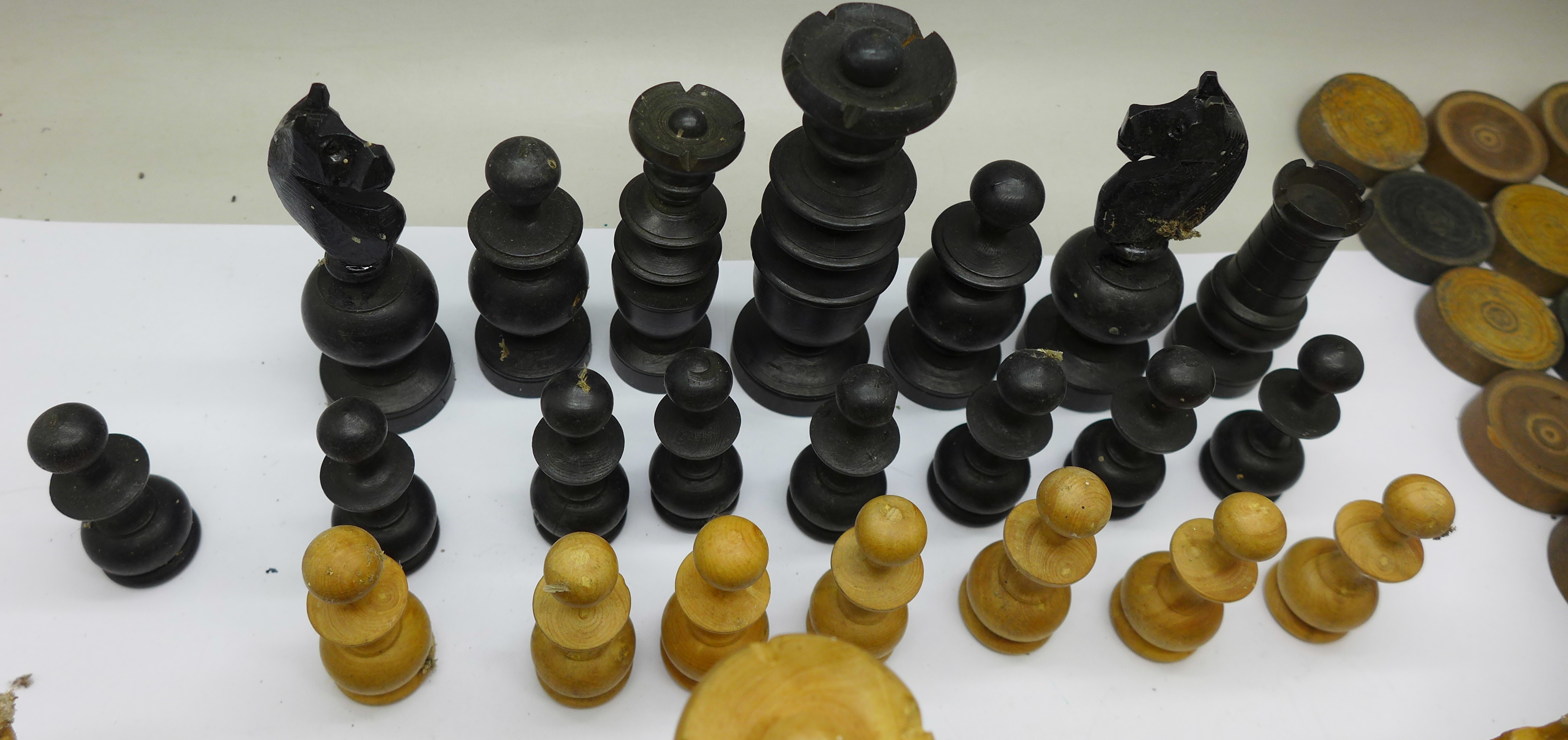 Chess and draughts pieces, incomplete sets - Image 2 of 3