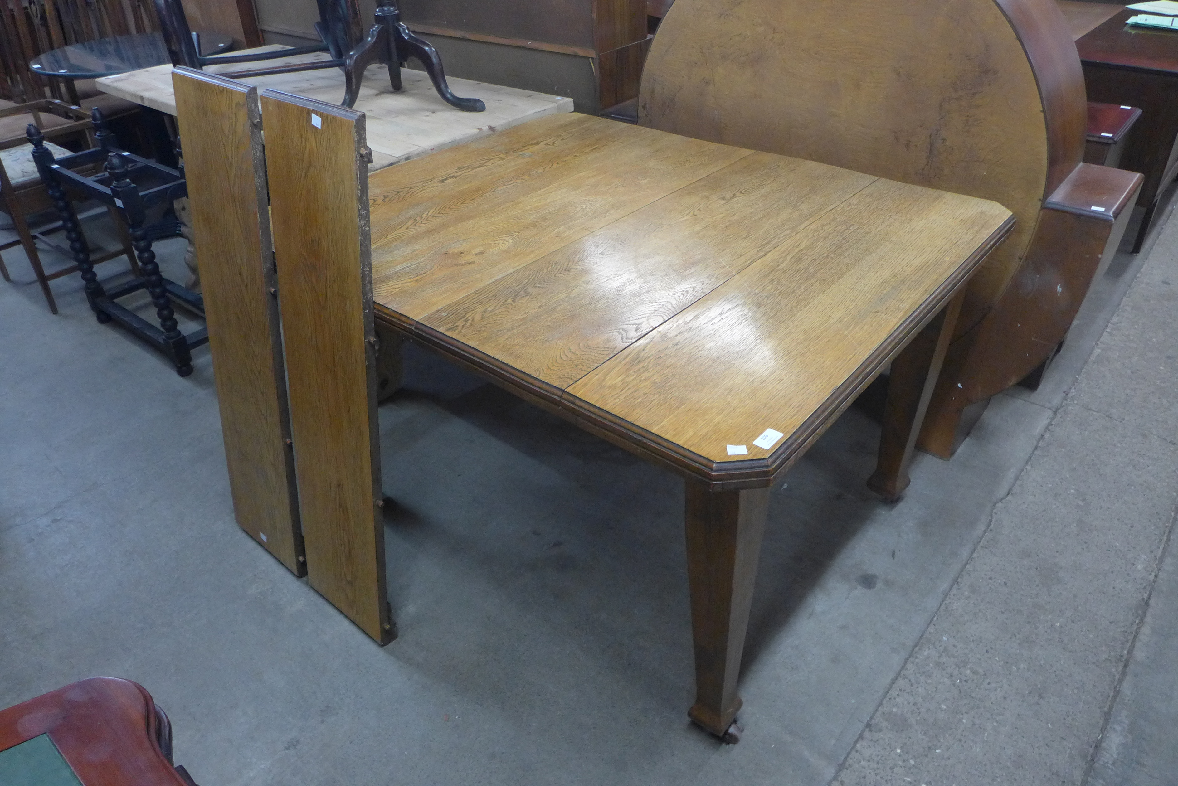 A Victorian oak extending dining table, 74cms h, 106cms w, 123cms l (176 cms l extended)
