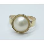 A 9ct gold Mabe pearl ring, 2.2g, O