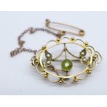 A 9ct gold, peridot and pearl brooch, 2.6g