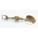 A yellow metal miner's brooch, shovel with gold nugget, tests as 9ct gold, 2.6g, 50mm