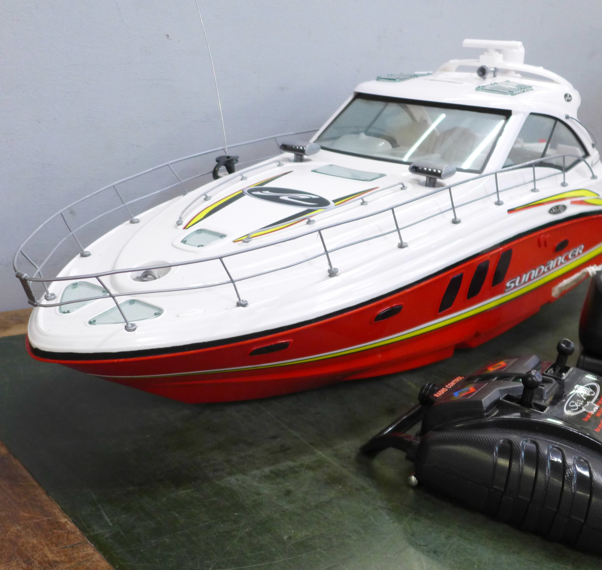 A Sea Ray Sundancer toy speedboat, 72cm - Image 2 of 3