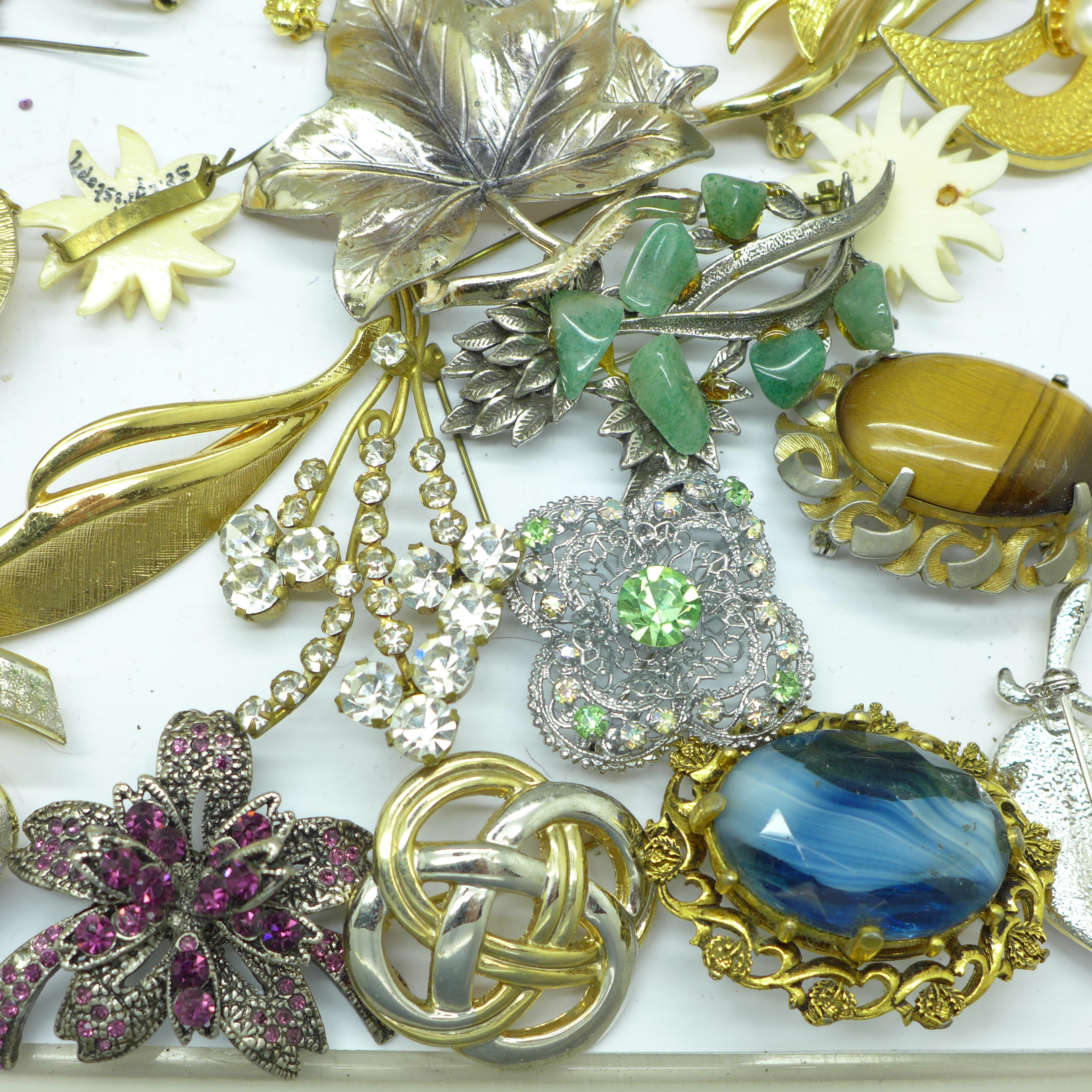 Forty-nine brooches and a pendant - Image 2 of 4