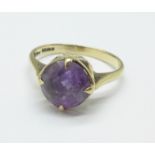 A 9ct gold and purple stone ring, 2g, M
