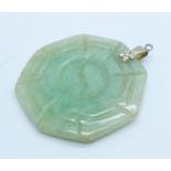 A carved jade pendant, 33mm