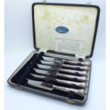 A cased set of six silver handled Queens pattern dessert knives, Sheffield 1965