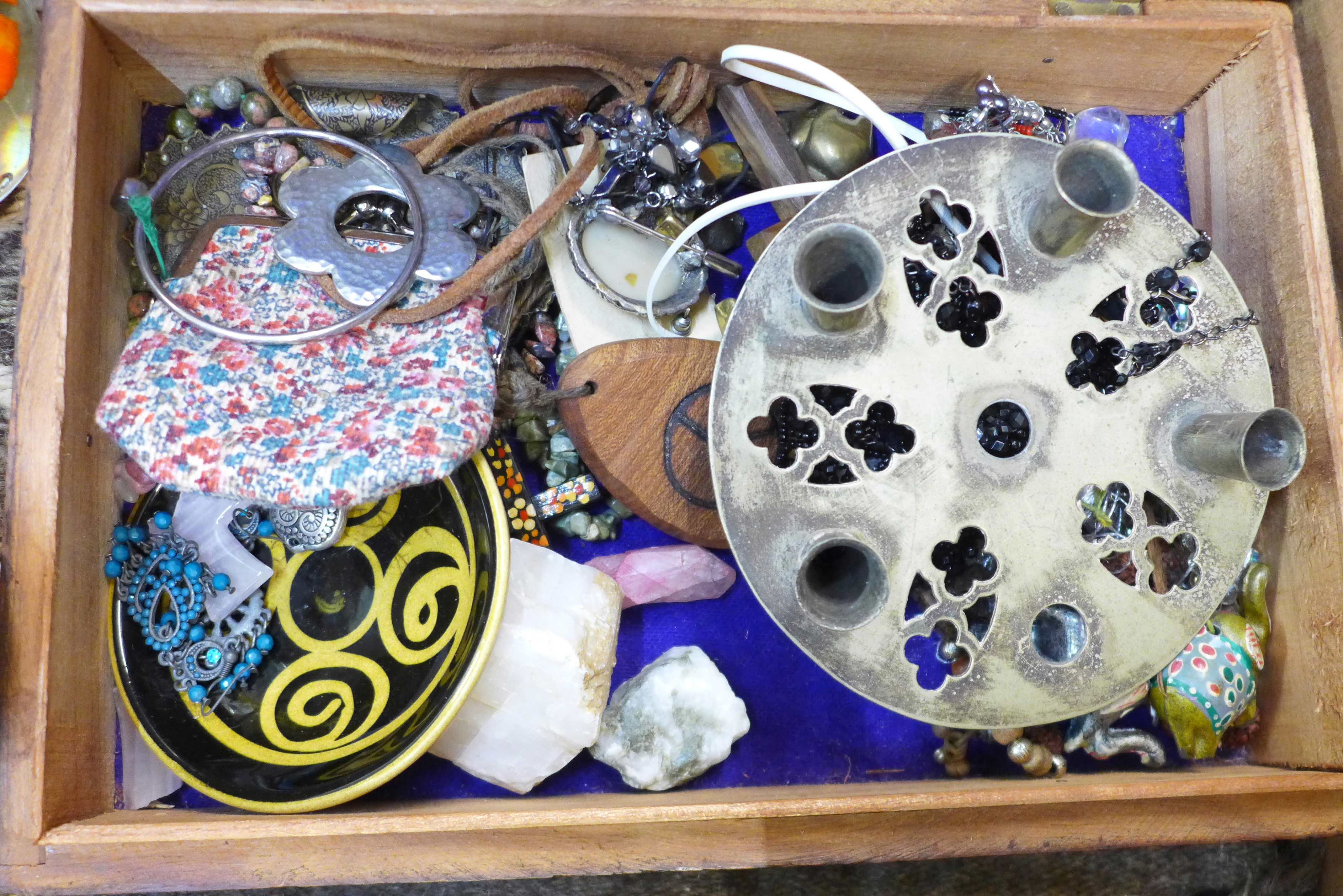 A box of assorted items, glass paperweights, a wooden box and letter rack, jewellery, etc. - Bild 3 aus 5