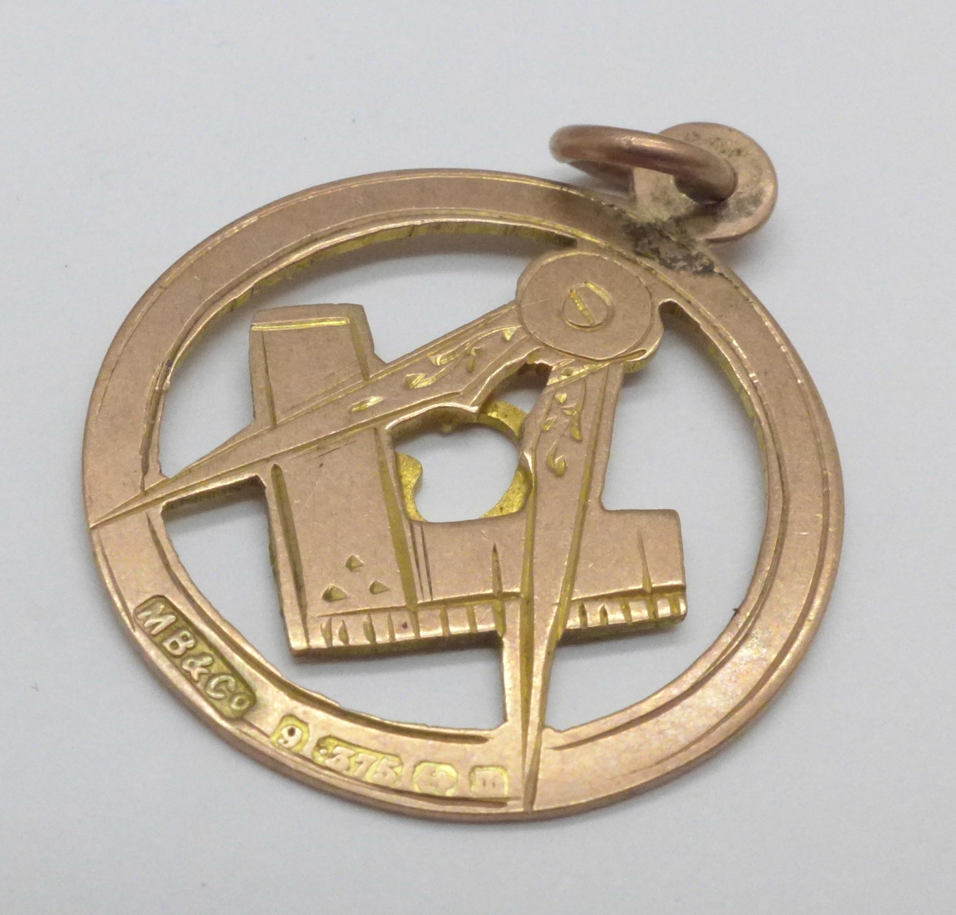 A 9ct gold Masonic fob, Birmingham 1911, 2.2g - Image 3 of 3