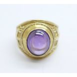 A 9ct gold graduation ring with amethyst cabochon, 9.4g, V