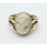 A 9ct gold cameo ring, 5g, N, 12mm x 9mm