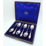 A cased set of six silver spoons, London 1899, 59g