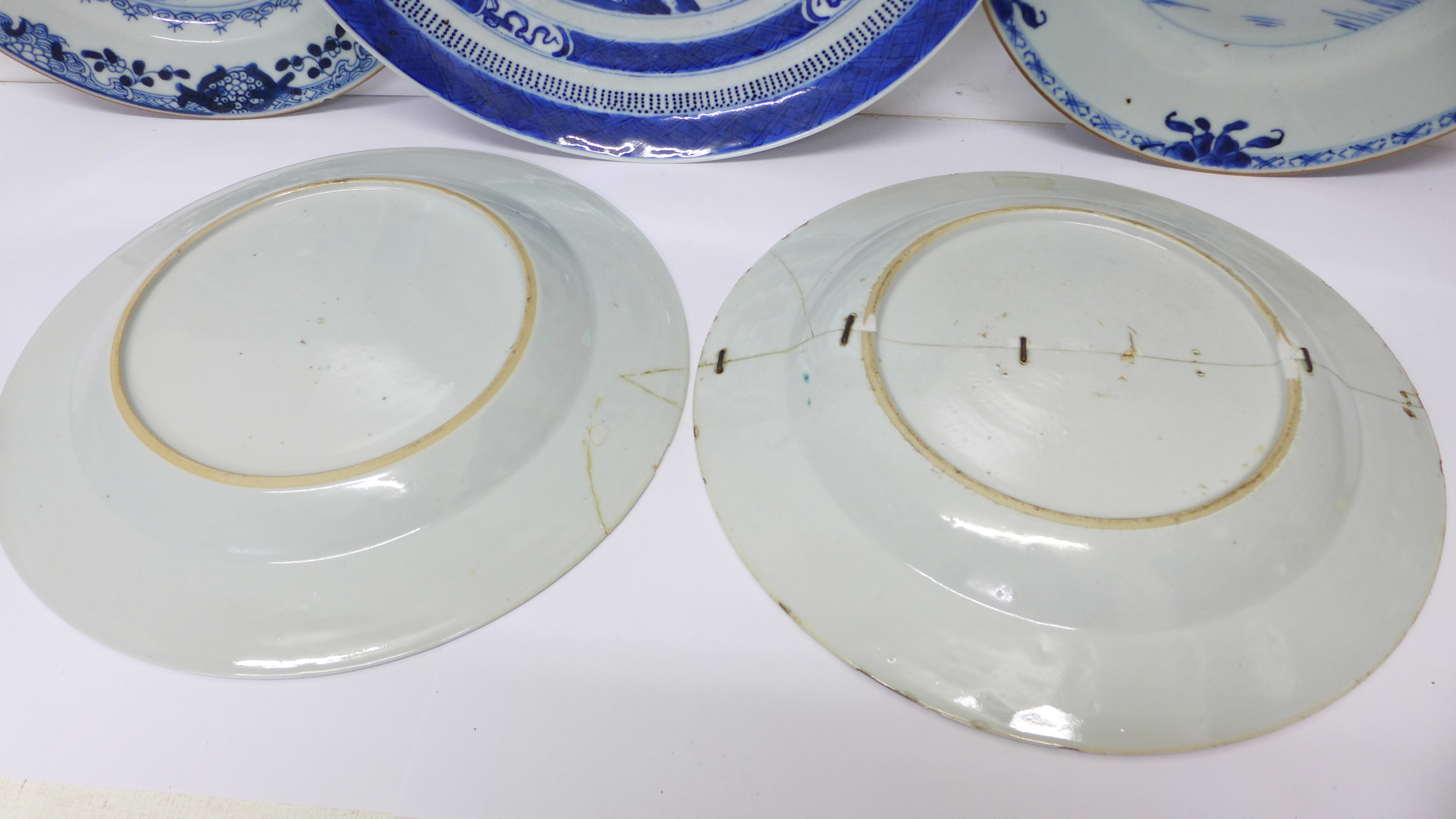 Three Chinese blue and white plates, 18th/19th Century, one diameter 25.5cm, the other two - Bild 5 aus 6