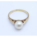 A 9ct gold and pearl ring, 2g, N