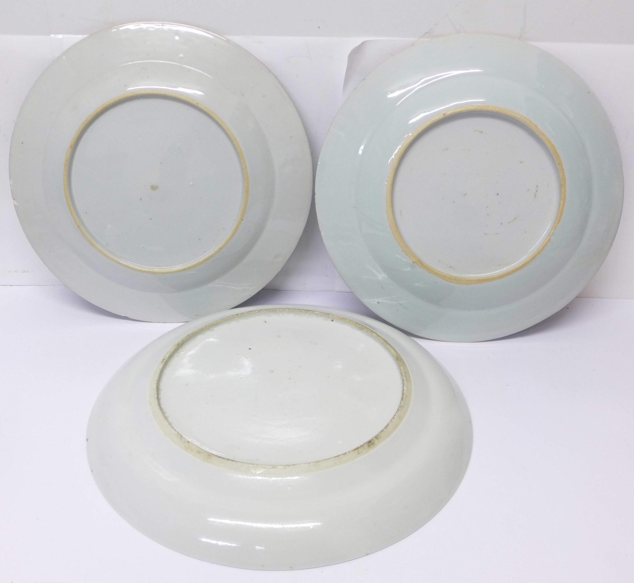 Three Chinese blue and white plates, 18th/19th Century, one diameter 25.5cm, the other two - Bild 6 aus 6