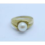 A yellow metal and pearl ring, 2g, O