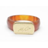 A yellow metal mounted banded agate effect ring, W