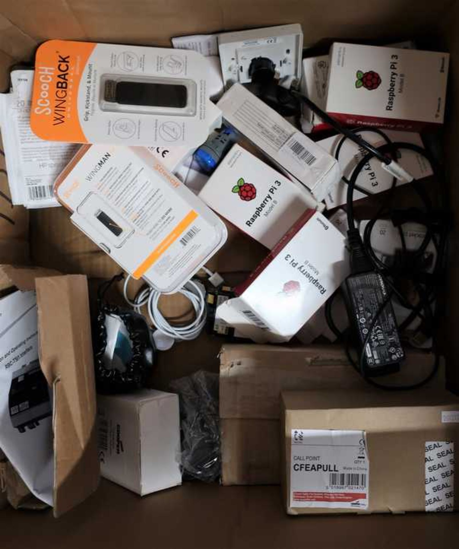 A box of assorted new and pre-owned small electrical items and accessories. - Image 4 of 4