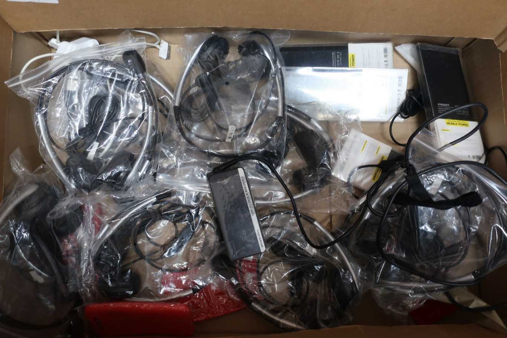 A box of assorted new and pre-owned small electrical items and accessories. - Image 7 of 7