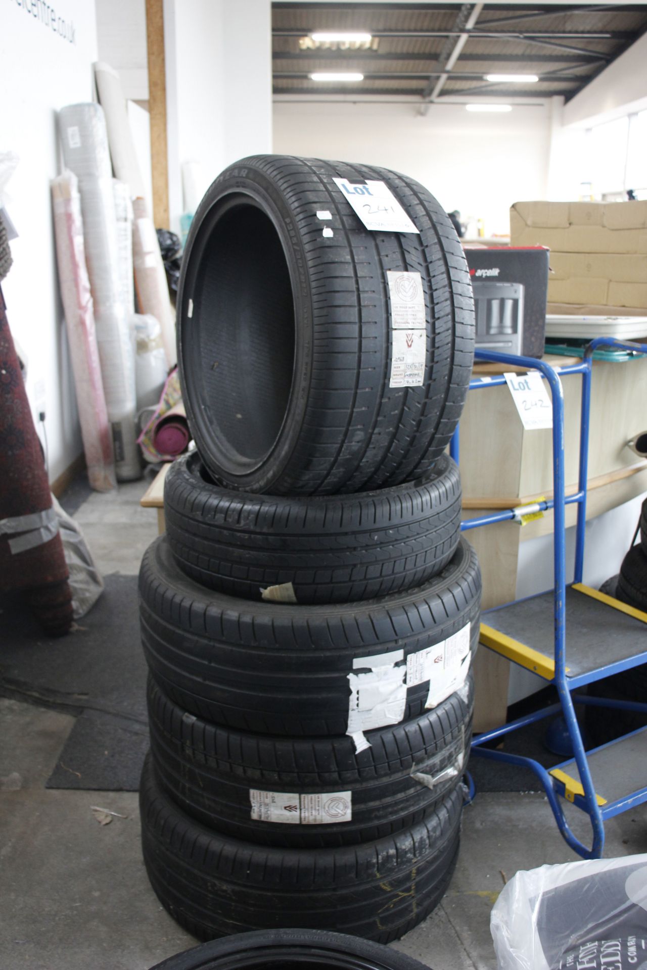 Five part worn tyres to include; Dunlop Sport Max, size 255/40/20.