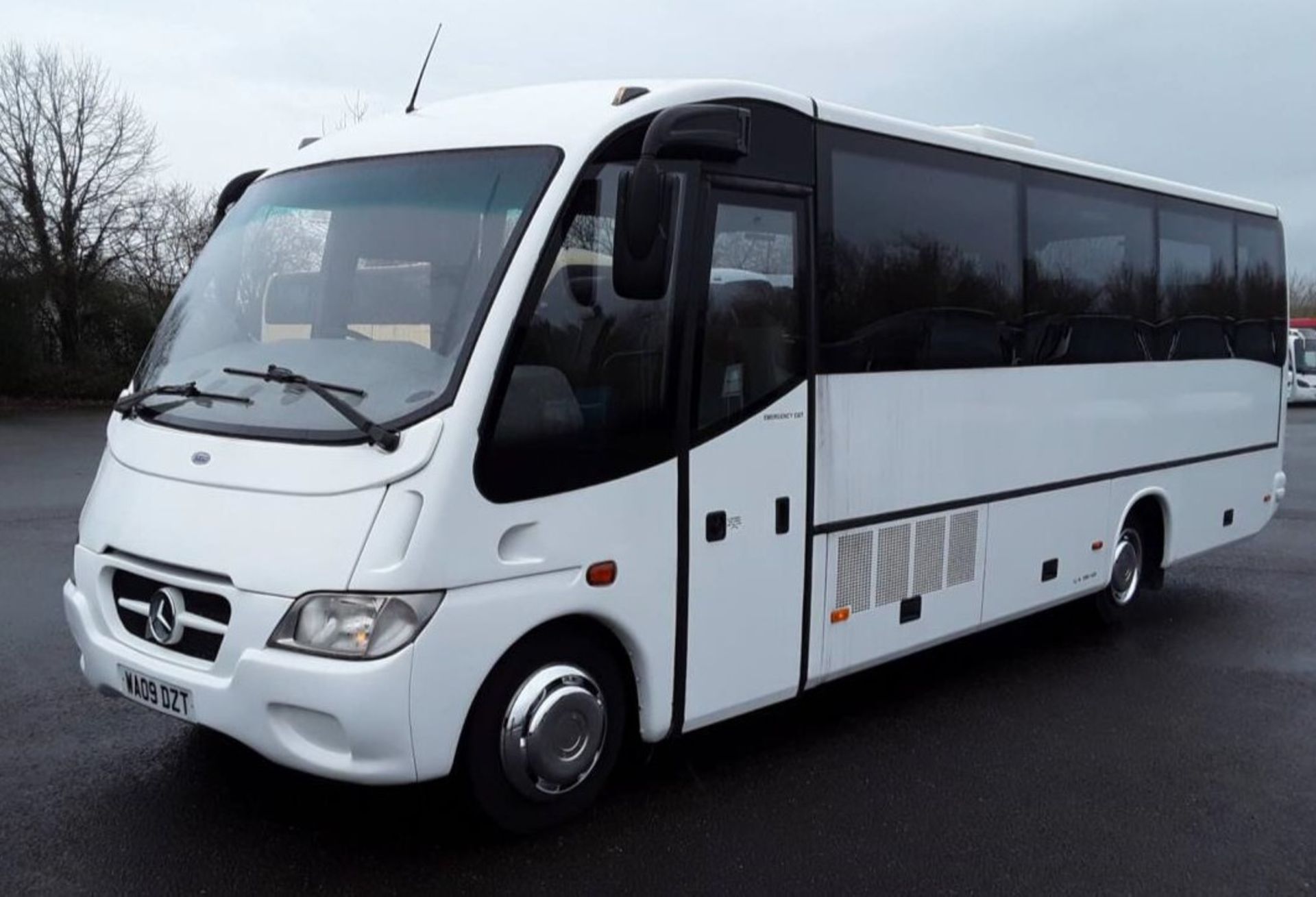 Mercedes Sitcar Beluga 2, Registration WA09 DZT. First registered 01-05-2009, Length: 8.4m, Seats: