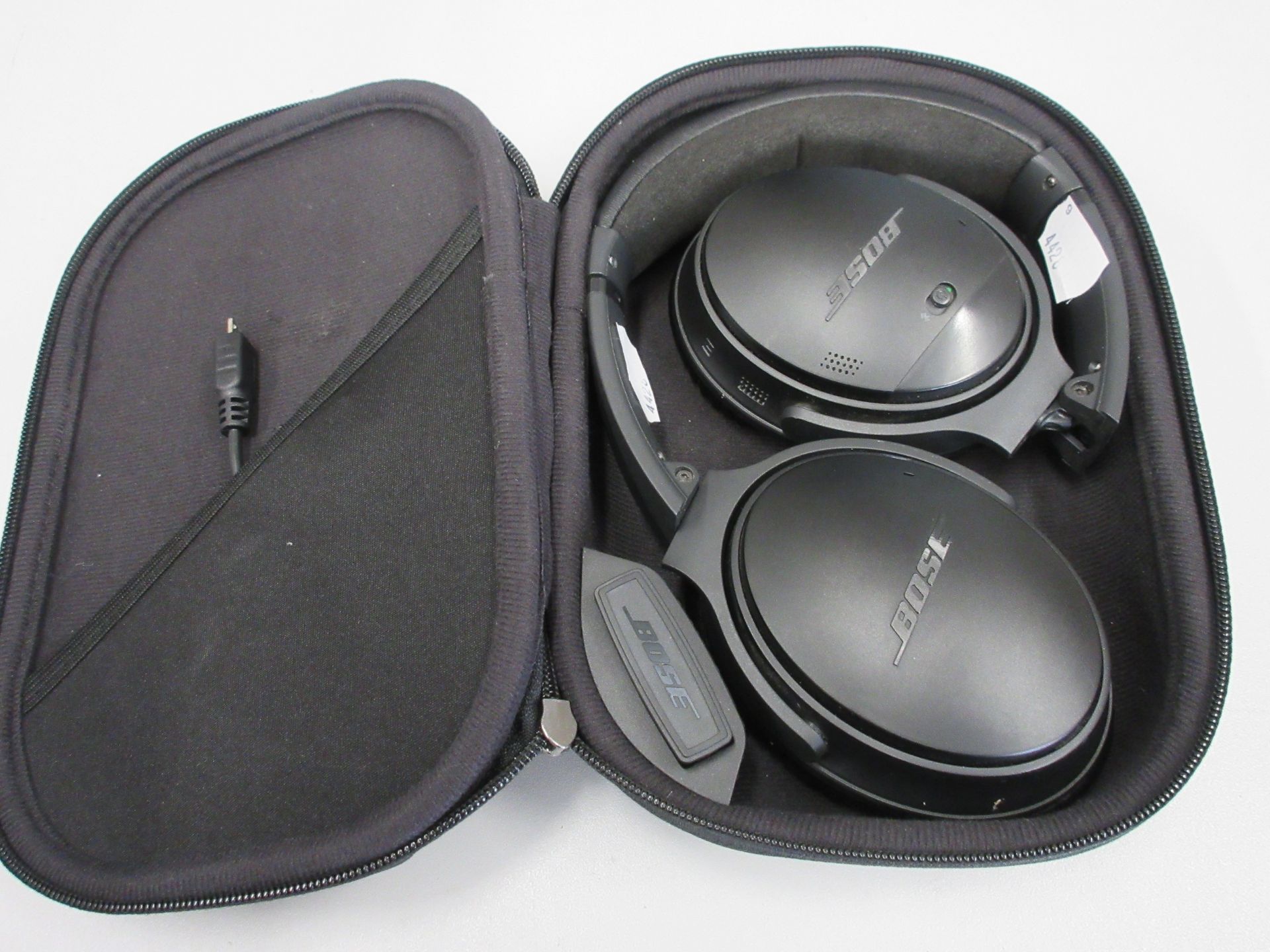 A pair of pre-owned Bose QuietComfort 35 (Series I) Noise Cancelling Wireless Headphones in Black