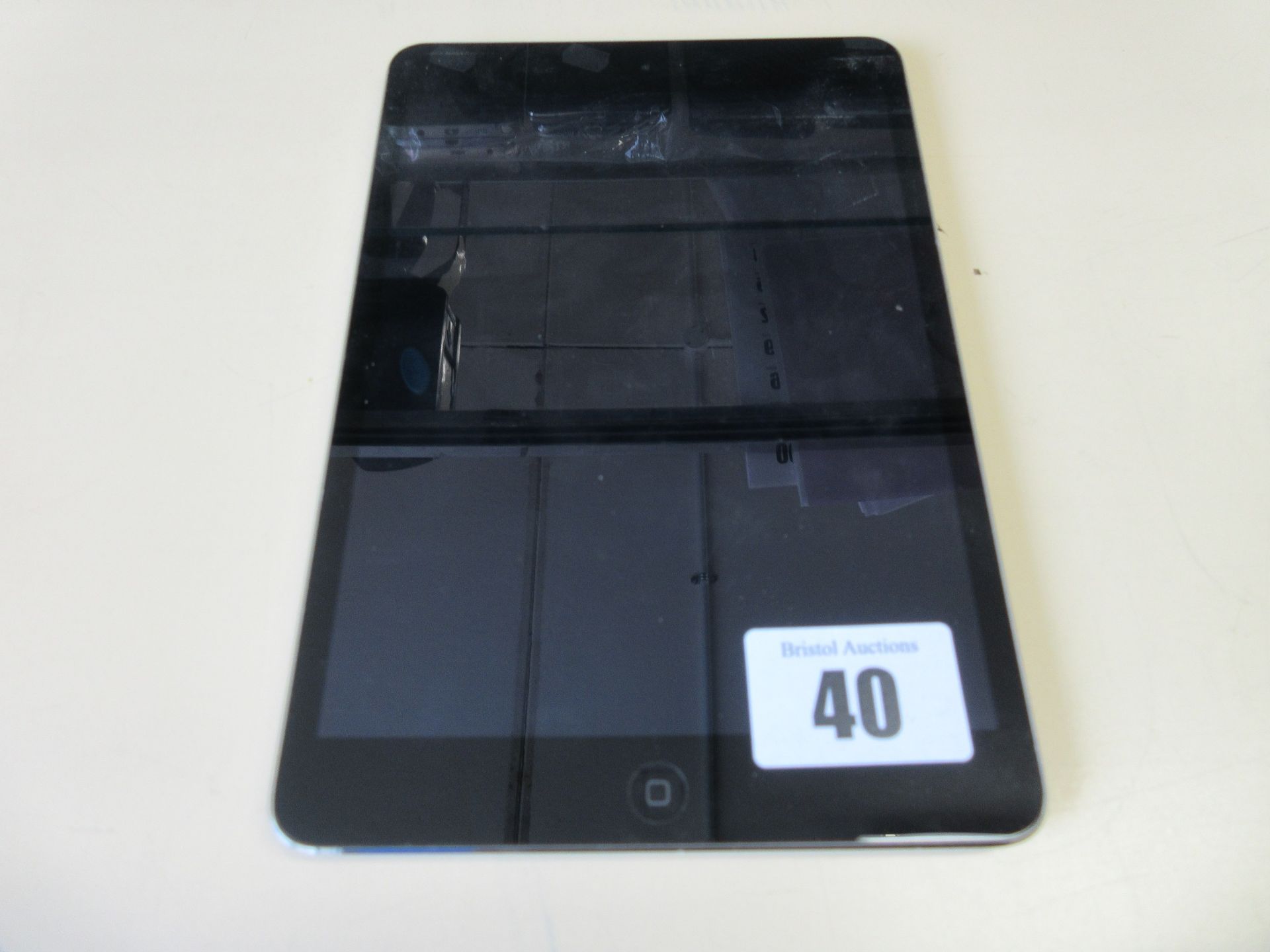 A pre-owned Apple iPad mini 2 (Retina/2nd Gen, Wi-Fi Only) A1489 32GB in Space Grey (Serial: