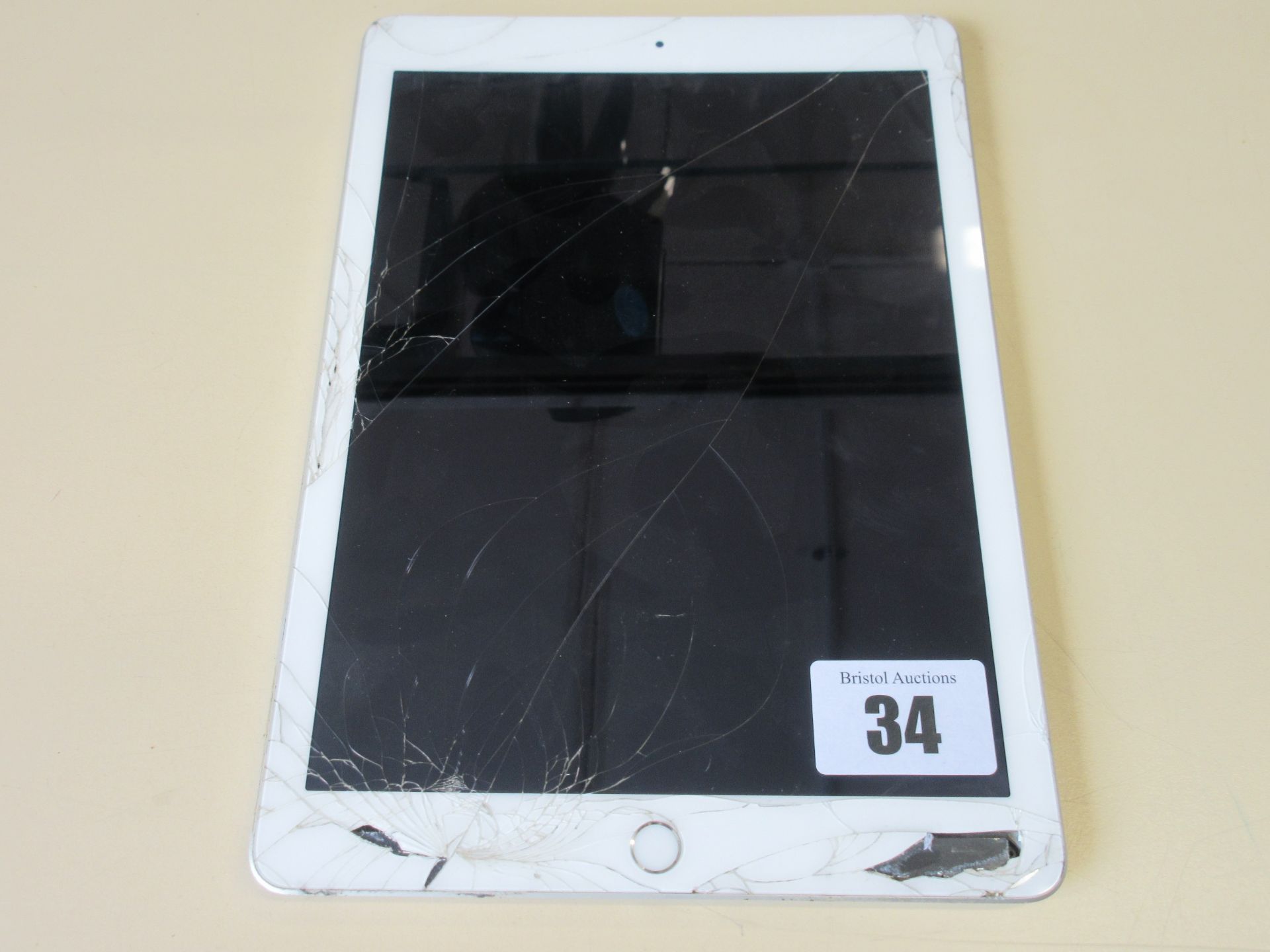 A pre-owned Apple iPad 9.7" 5th Gen (Wi-Fi/Cellular) 32GB in Silver (IMEI: 355806084011247) (