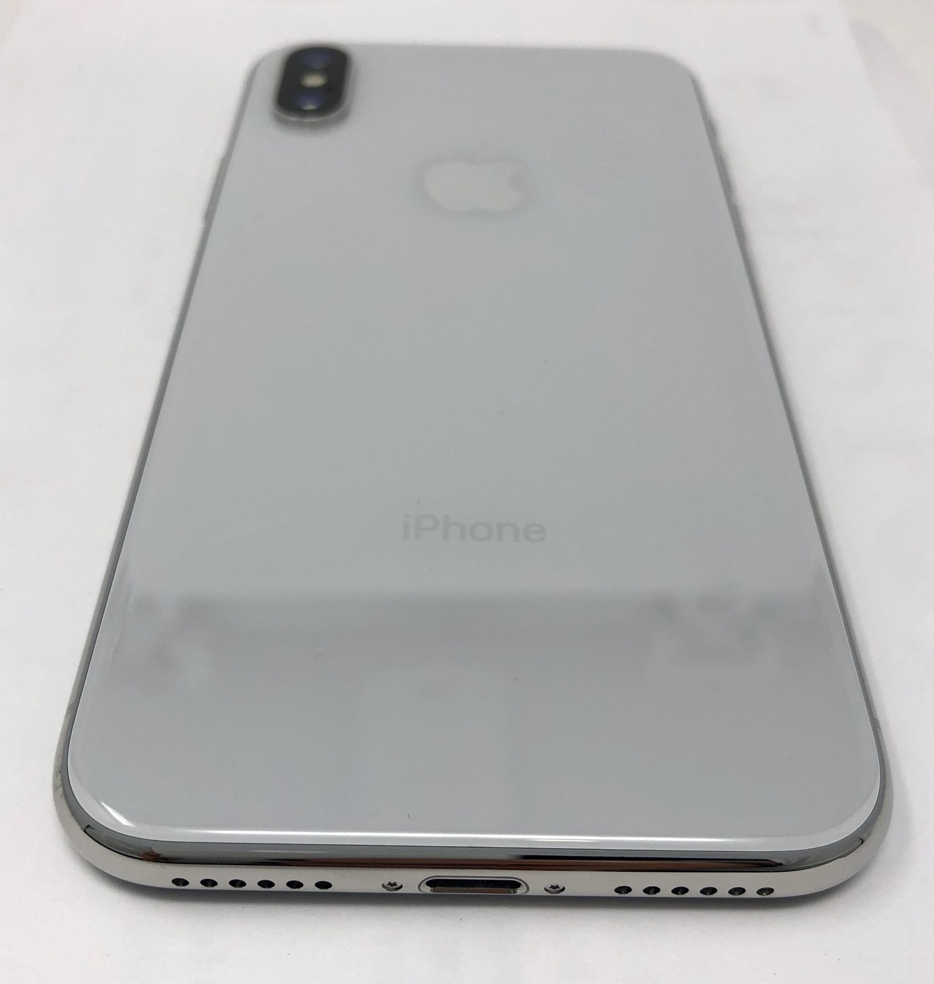 A pre-owned Apple iPhone X (Verizon/Sprint/China/A1865) 256GB in Silver - Image 2 of 5