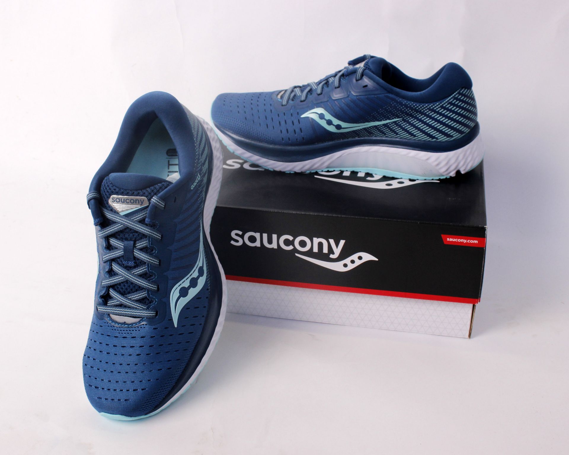 A pair of women's as new Saucony Guide 13 running shoes (UK 6.5).