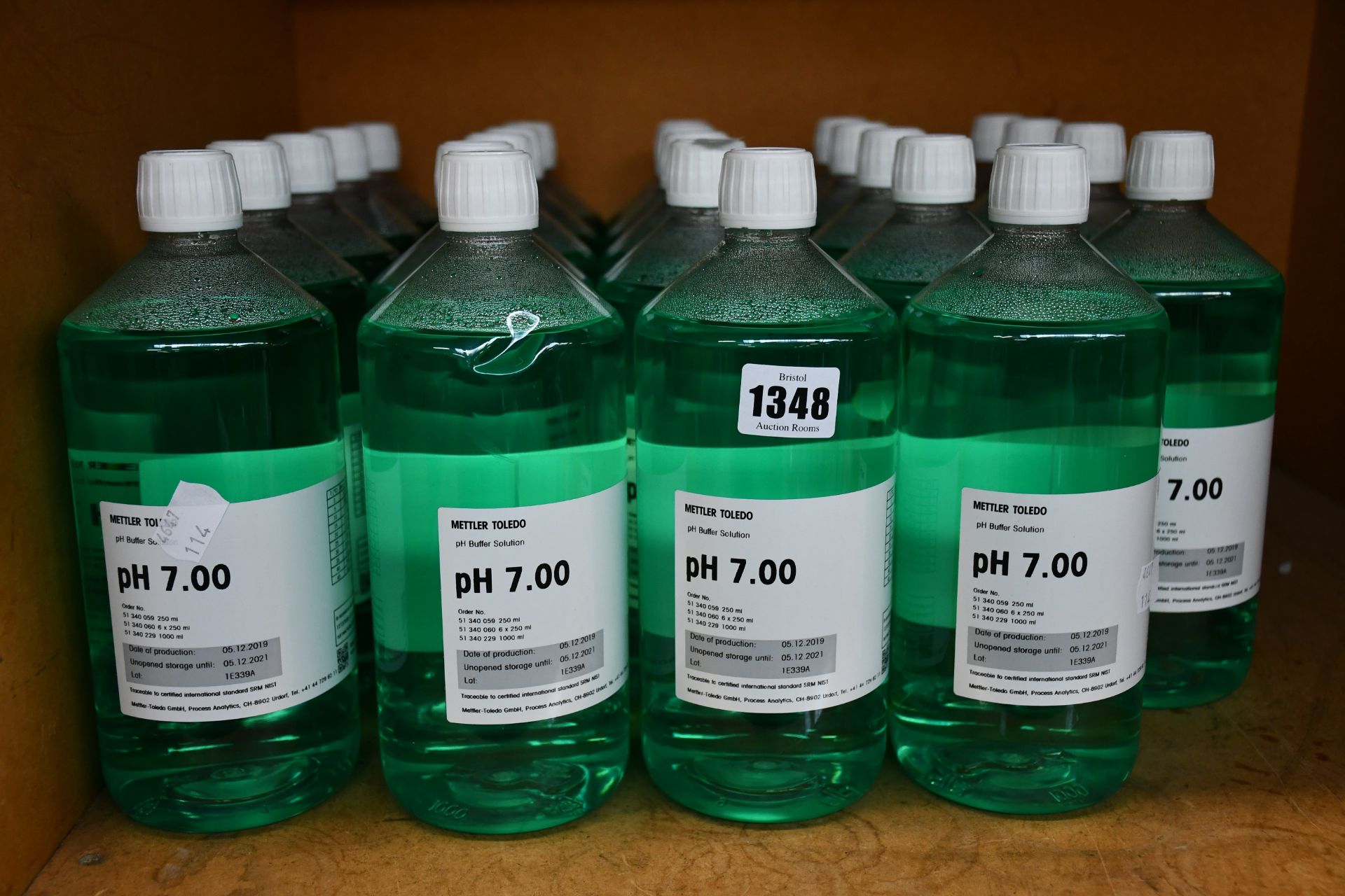 A quantity of Mettler Toledo pH 7.00 buffer solution (Approximately 20 x 1000ml).