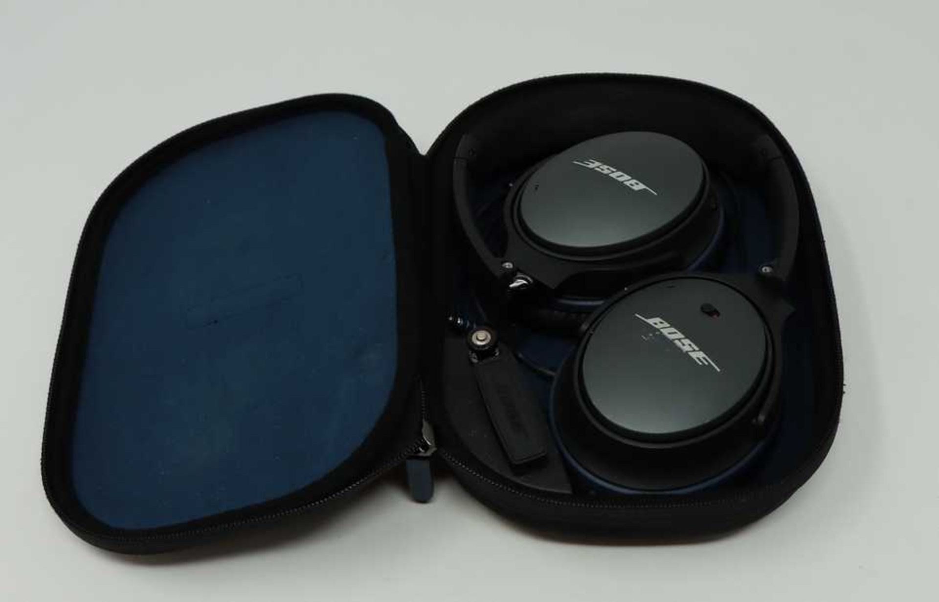 A pre-owned pair of Bose QuietComfort 25 Acoustic Noise Cancelling Headphones in Grey with case (A