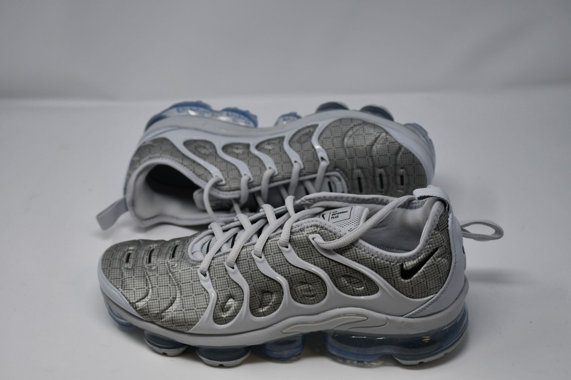 A pair of as new Nike Vapormax plus trainers (UK 7).