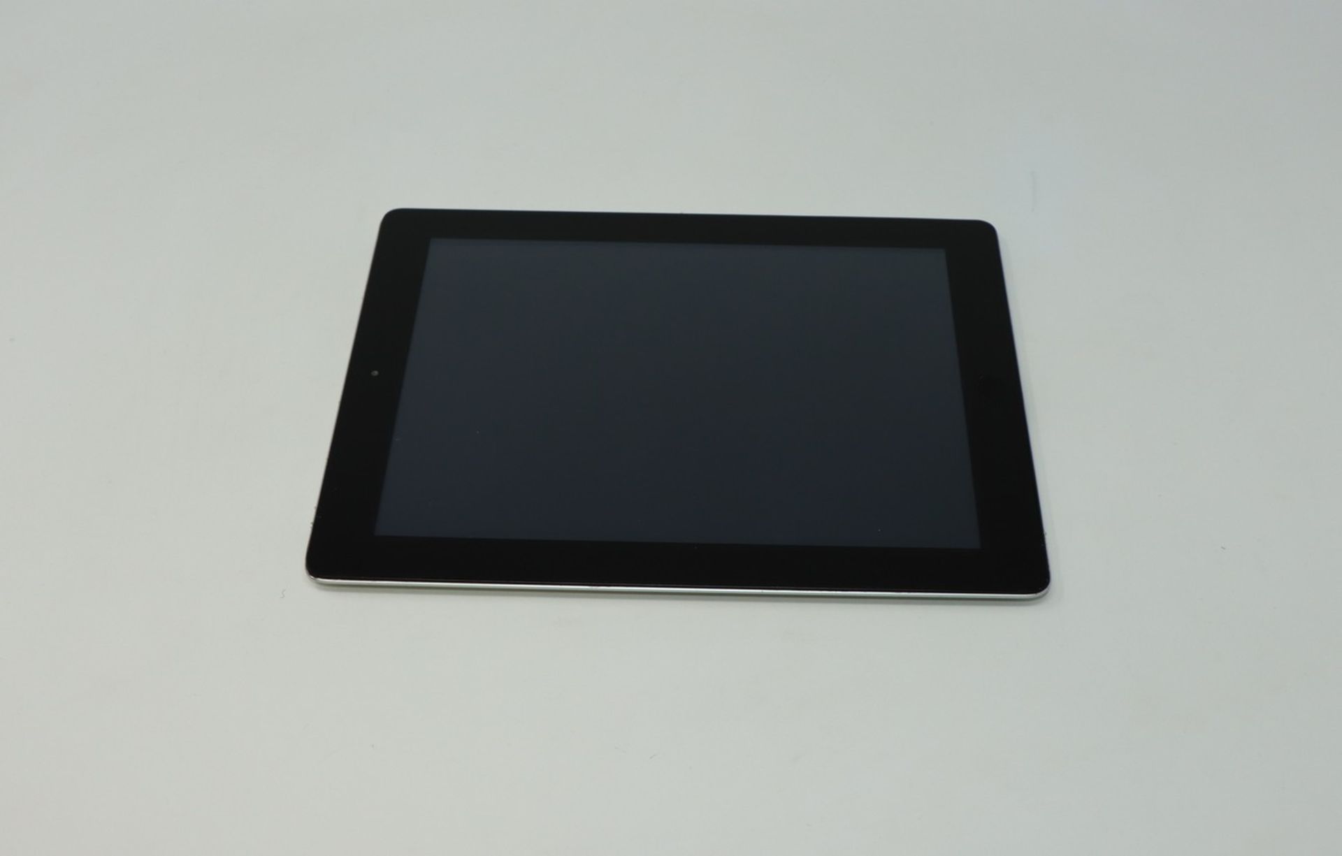 A pre owned Apple iPad 2 (Wi-Fi Only) 32GB in black, cosmetic damage (Serial: DLXFFTT8DFHY) ( - Image 2 of 2