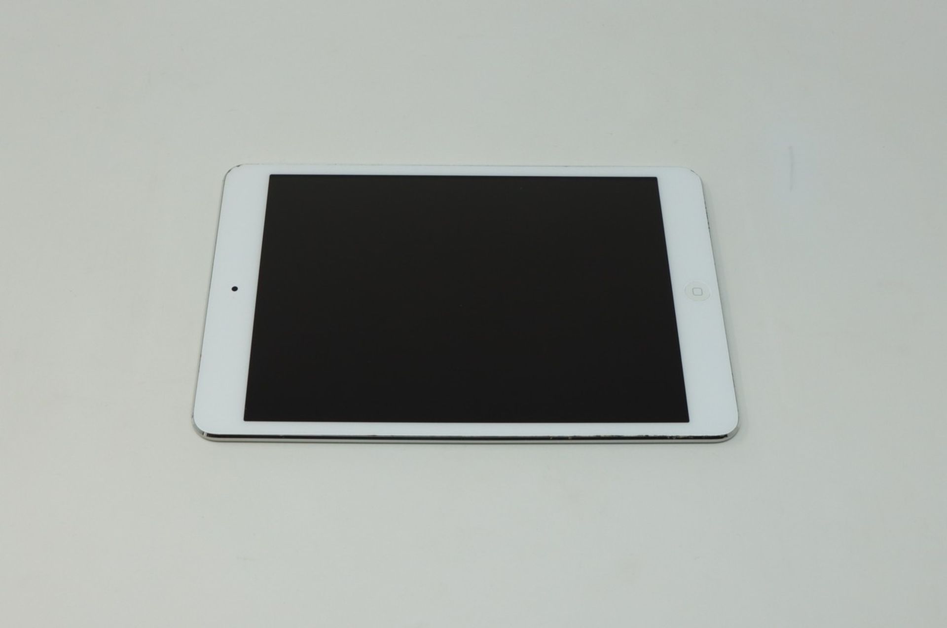 A pre owned Apple iPad mini Wi-Fi Only/1st Gen 16GB in white (Serial: F4KK7C0SF196) (iCloud - Image 2 of 2