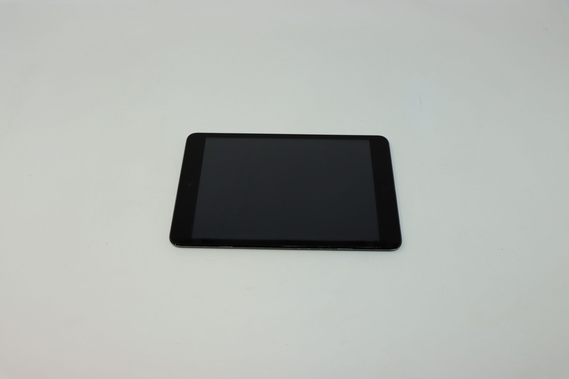 A pre owned Apple iPad mini Wifi Only/1st Gen 16GB in black, cosmetic damage to casing (Serial: - Image 2 of 2