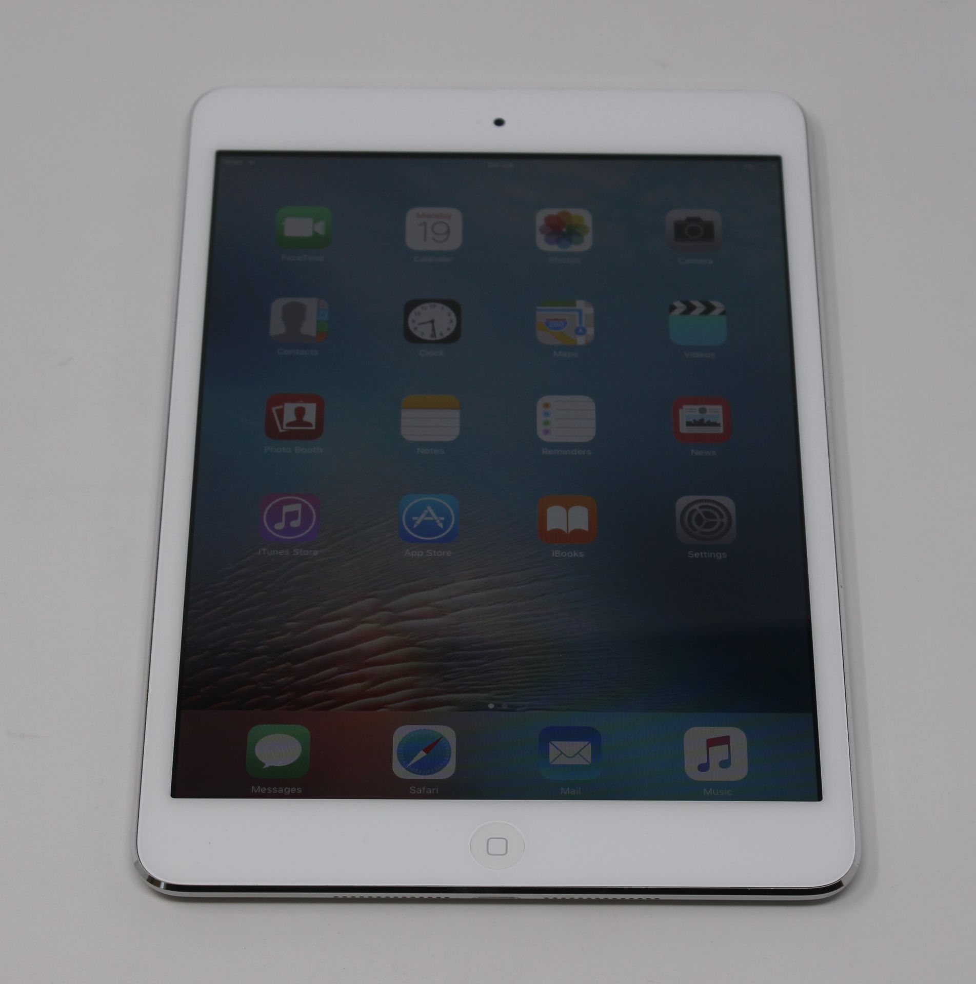 A pre owned Apple iPad mini Wi-Fi Only/1st Gen 16GB in white (Serial: F4KK7C0SF196) (iCloud