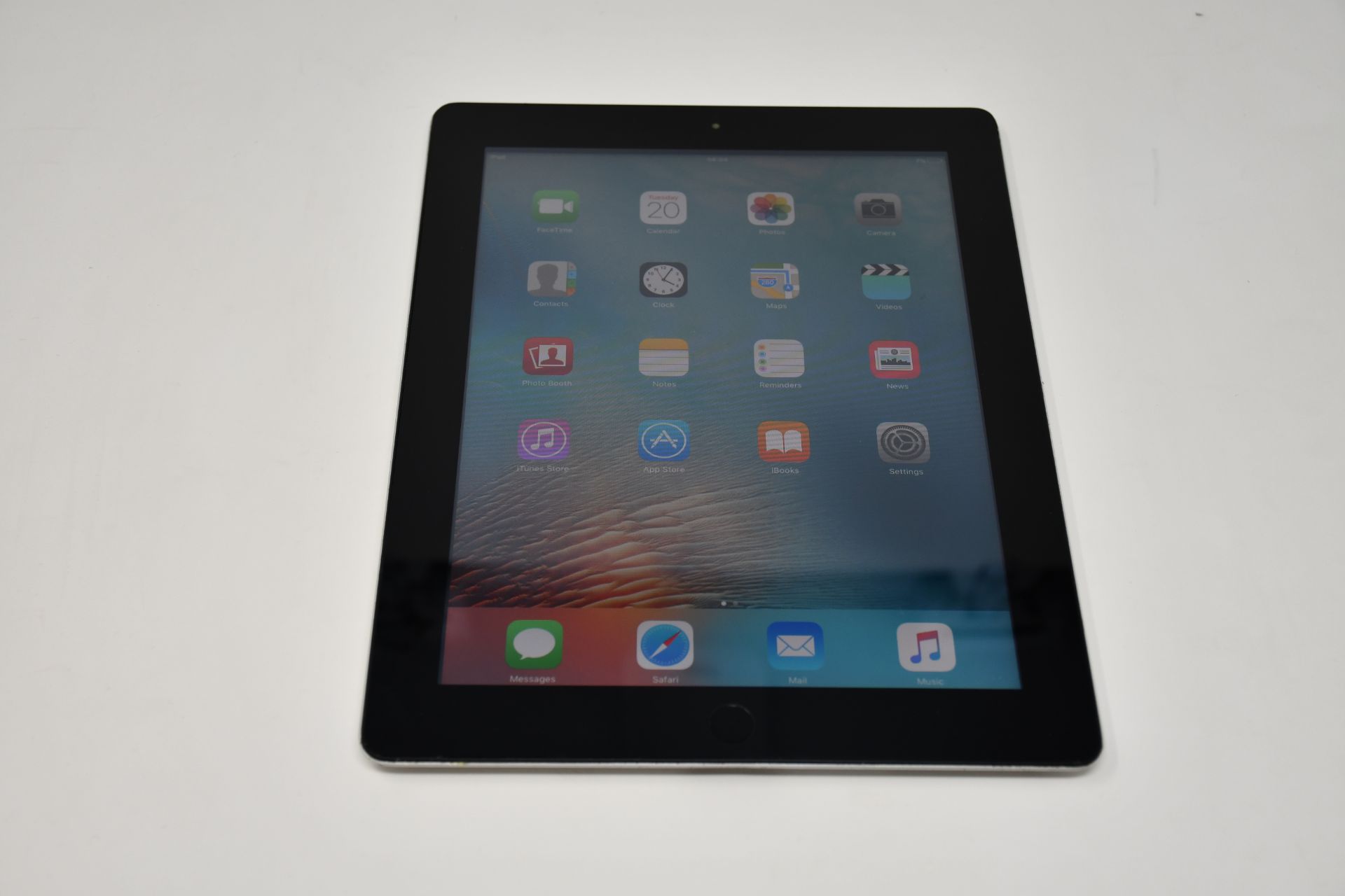 A pre owned Apple iPad 2 (Wi-Fi Only) 32GB in black, cosmetic damage (Serial: DLXFFTT8DFHY) (
