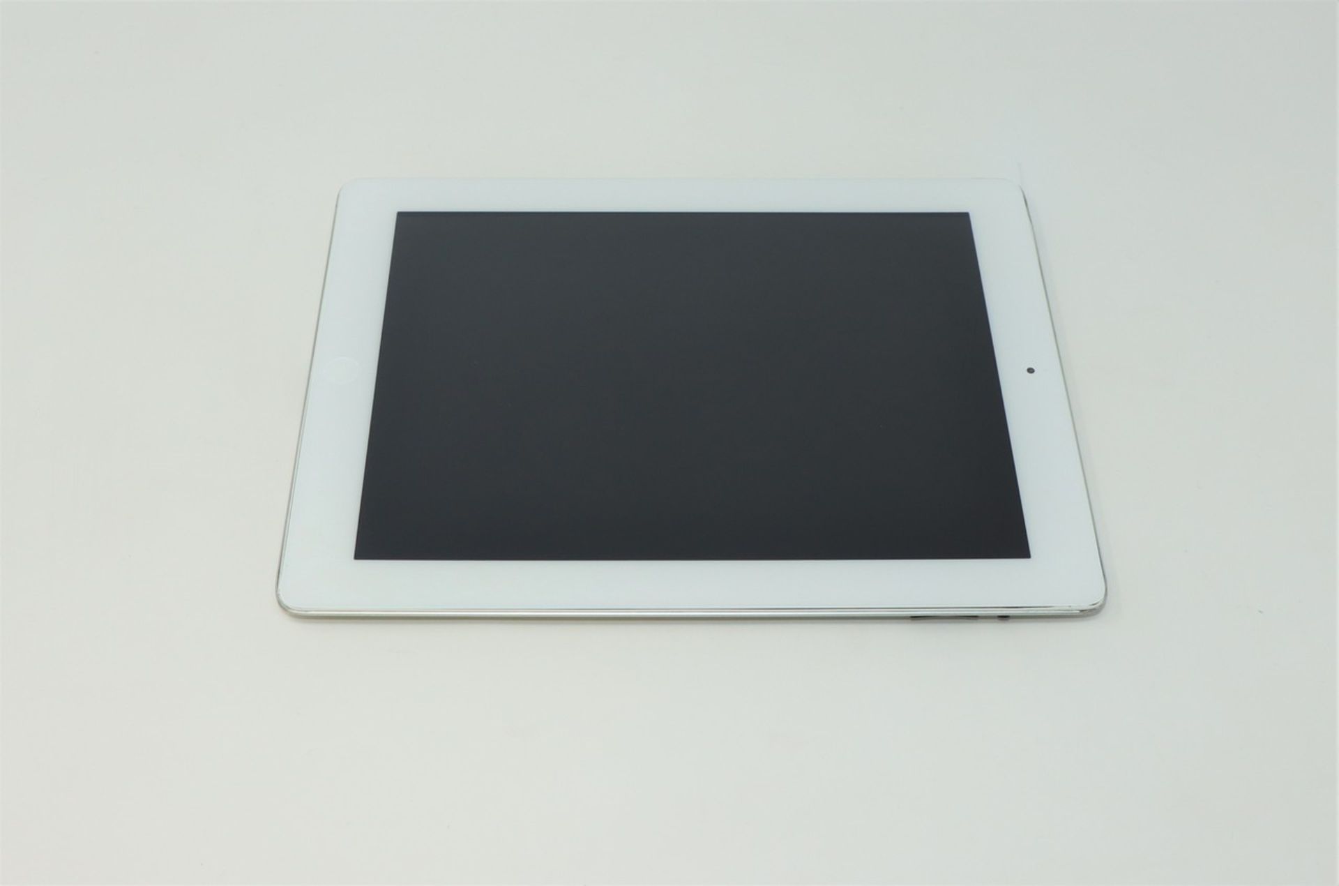A pre owned Apple iPad 3rd Gen (Wifi Only) 32GB in white, cosmetic damage (Serial: DLXH54GYDVD2) ( - Image 2 of 2
