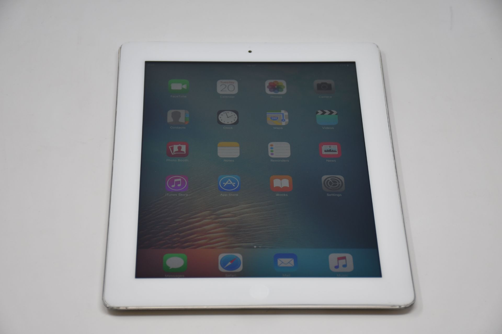 A pre owned Apple iPad 3rd Gen (Wifi Only) 32GB in white, cosmetic damage (Serial: DLXH54GYDVD2) (