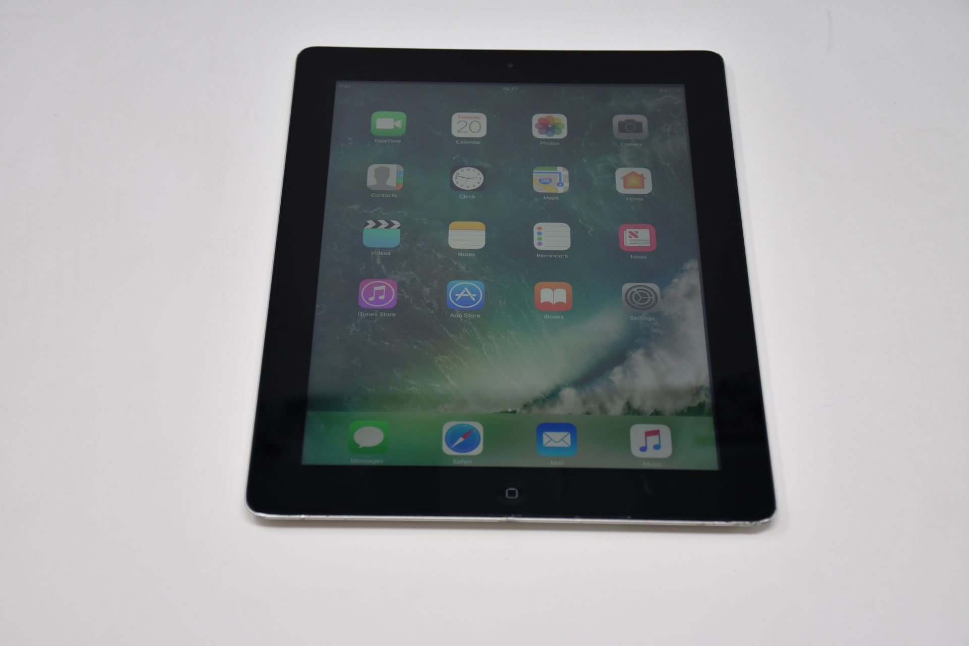 A pre owned iPad 4th Gen 32GB in black, cosmetic damage, crack at charging port (Serial: