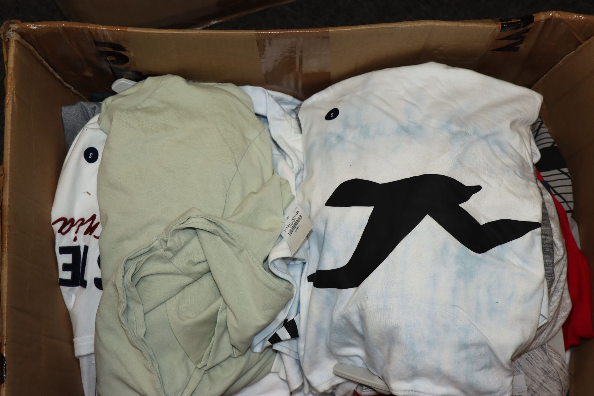 A large quantity of as new Hollister t-shirt and long sleeve shirts (Approximately 30. Security